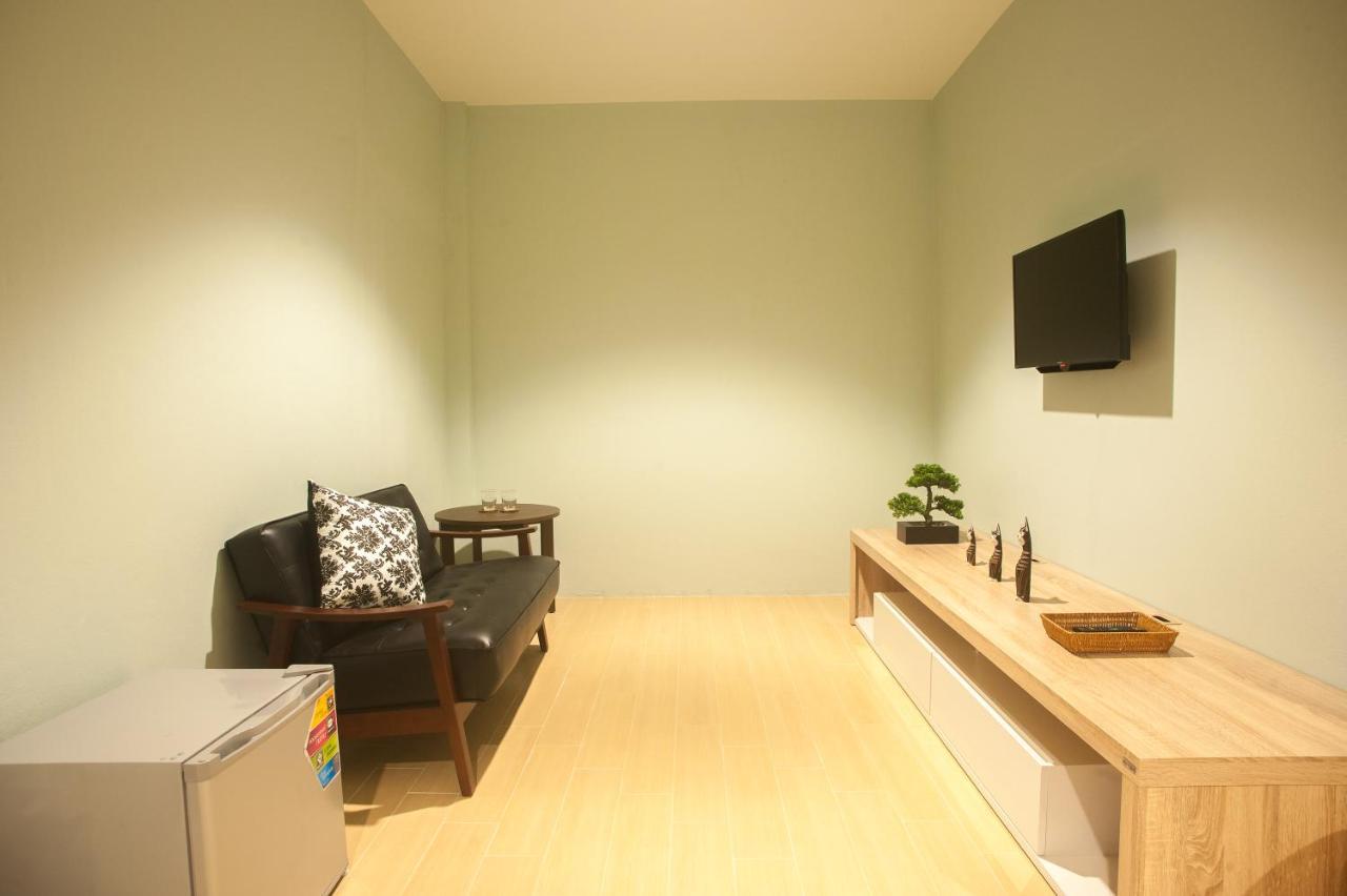 Baan Ploy In (Adults Only) Hostel เชียงใหม่ ภายนอก รูปภาพ