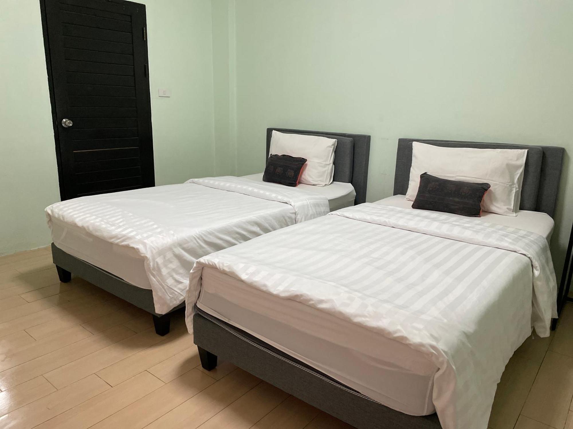 Baan Ploy In (Adults Only) Hostel เชียงใหม่ ภายนอก รูปภาพ